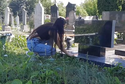 "Цвинтар не повинен бути хащами і лісом": вдова загиблого бійця Тамара Яніна прибирає могили чужих померлих "Цвинтар не повинен бути хащами і лісом": вдова загиблого бійця Тамара Яніна прибирає могили чужих померлих