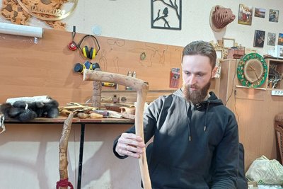 Сам опанував ремесло: майстер з Житомирщини виготовляє вироби з деревини і прикрашає їх різьбленими візерунками Сам опанував ремесло: майстер з Житомирщини виготовляє вироби з деревини і прикрашає їх різьбленими візерунками