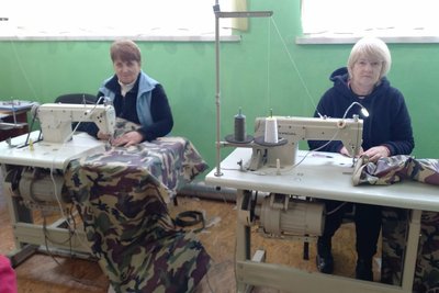 У громаді на Житомирщині волонтерки шиють маскувальні халати для військових