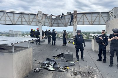 Працівники екстрених служб на даху багатоповерхівки, куди влучив "Шахед", у Немишлянському районі Харкова, 4 червня 2026 року Працівники екстрених служб на даху багатоповерхівки, куди влучив "Шахед", у Немишлянському районі Харкова, 4 червня 2026 року