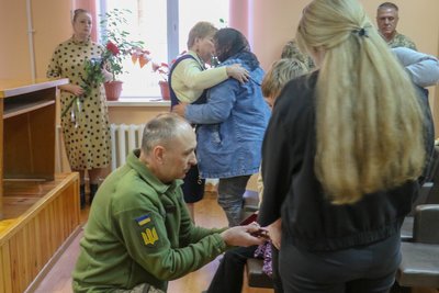 У Житомирі сім'ям загиблих військових передали нагороди, одну з них захиснику присвоїли прижиттєво У Житомирі сім'ям загиблих військових передали нагороди, одну з них захиснику присвоїли прижиттєво