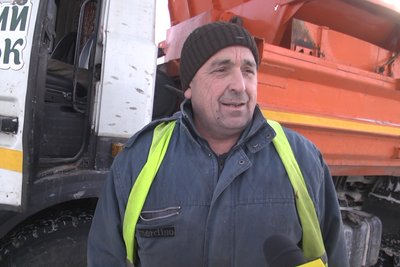 Комунальники у Луцьку продовжують розчищати від заметів другорядні дороги Комунальники у Луцьку продовжують розчищати від заметів другорядні дороги