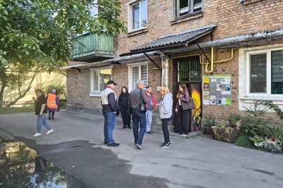 «Скло все летіло, люди кричали — дуже страшно», — місцеві жителі про наслідки нічної атаки в Житомирі «Скло все летіло, люди кричали — дуже страшно», — місцеві жителі про наслідки нічної атаки в Житомирі