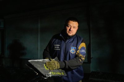Речник облпрокуратури Дмитро Чубенко тримає у руках уламок російського безпілотника "Герань-2", який впав на території Шевченківського району Харкова, 5 листопада 2024 року Речник облпрокуратури Дмитро Чубенко тримає у руках уламок російського безпілотника "Герань-2", який впав на території Шевченківського району Харкова, 5 листопада 2024 року