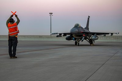 Тренування льотчиків на F-16 Fighting Falcon на авіабазі Аль-Удейд, Катар, 24 січня 2022 року Тренування льотчиків на F-16 Fighting Falcon на авіабазі Аль-Удейд, Катар, 24 січня 2022 року