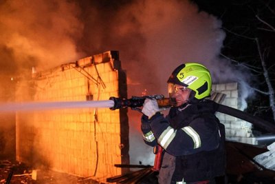 Рятувальник гасить пожежу в Основ'янському районі Харкова Рятувальник гасить пожежу в Основ'янському районі Харкова