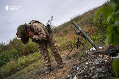 Мінометник 3-ї окремої штурмової бригади веде вогонь по позиціях російських військових