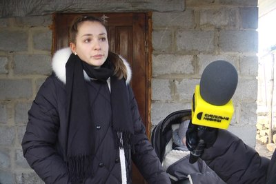 Вибиті вікна, двері, пошкоджені стіни: в одній із громад Житомирщині усувають наслідки атаки армії РФ Вибиті вікна, двері, пошкоджені стіни: в одній із громад Житомирщині усувають наслідки атаки армії РФ