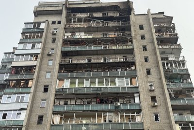 У Сумах влучання у багатоповерхівку: є травмовані У Сумах влучання у багатоповерхівку: є травмовані