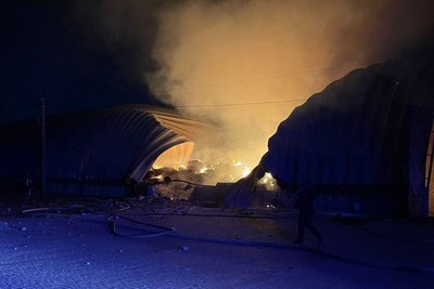 Вибиті вікна та уламки на подвір'ї: наслідки нічної атаки по Одещині Вибиті вікна та уламки на подвір'ї: наслідки нічної атаки по Одещині