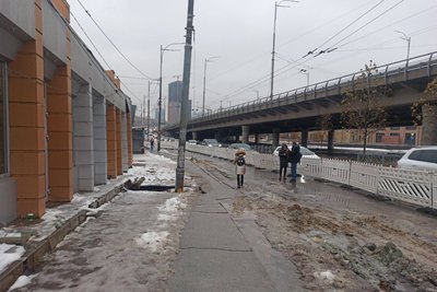 У Києві біля метро "Деміївська" потріскався і просів асфальт. Що кажуть у КМДА У Києві біля метро "Деміївська" потріскався і просів асфальт. Що кажуть у КМДА