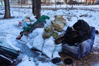 Пошкоджені обстрілами меблі та розбиті вікна у Харкові викидають у спецконтейнери Пошкоджені обстрілами меблі та розбиті вікна у Харкові викидають у спецконтейнери