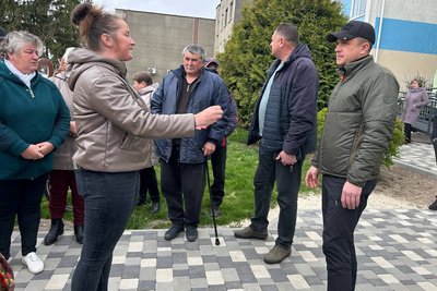 Пиляють ліс і тікають: на Житомирщині люди виступають проти масових крадіжок лісу у громаді Пиляють ліс і тікають: на Житомирщині люди виступають проти масових крадіжок лісу у громаді