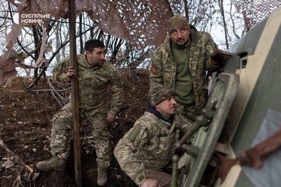 артилеристи 22-ї ОМБр біля самохідної гаубиці "Акація" артилеристи 22-ї ОМБр біля самохідної гаубиці "Акація"