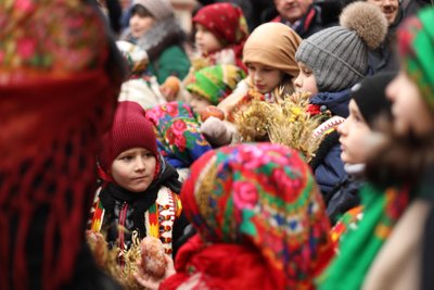 Діти на церемонії встановлення різдвяного дідуха у Львові, 24 грудня 2023