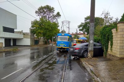 Заблокував трамвай — плати за простій: в Одесі затвердили нові правила для водіїв Заблокував трамвай — плати за простій: в Одесі затвердили нові правила для водіїв