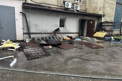 У Сумах влучання у багатоповерхівку: є травмовані У Сумах влучання у багатоповерхівку: є травмовані