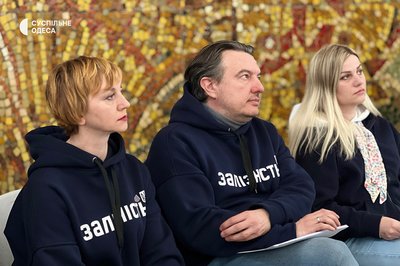 "Навчилася кричати мовчки": на одеському вокзалі презентували книгу з історіями залізничників про евакуацію "Навчилася кричати мовчки": на одеському вокзалі презентували книгу з історіями залізничників про евакуацію