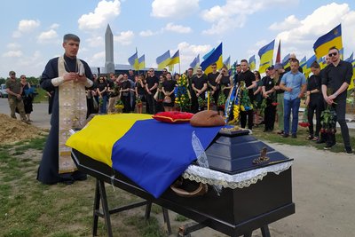 "Знищив дев'ятьох російських військових". У Харкові попрощалися із загиблим снайпером "Знищив дев'ятьох російських військових". У Харкові попрощалися із загиблим снайпером