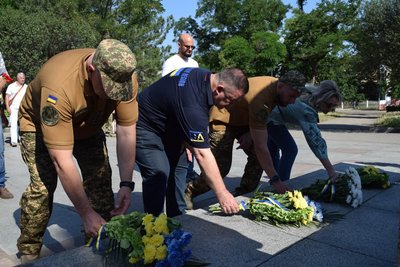 У Миколаєві до Дня Конституції вшанували пам'ять борців за незалежність України У Миколаєві до Дня Конституції вшанували пам'ять борців за незалежність України