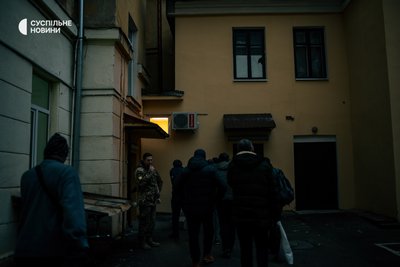 Кандидати на мобілізацію на подвірʼї Приморського ТЦК Кандидати на мобілізацію на подвірʼї Приморського ТЦК