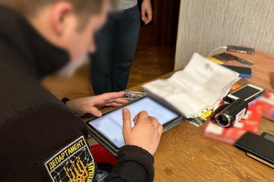 Обшук у підозрюваних в шахрайстві на Харківщині Обшук у підозрюваних в шахрайстві на Харківщині