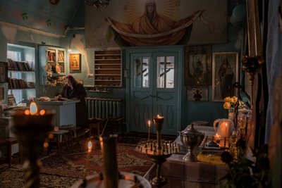 Жінка молиться в церкві в Посад-Покровському на Херсонщині