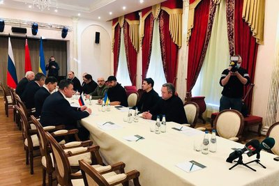 Українська та російська делегації під час переговорів, Білорусь, 28 лютого 2022 Українська та російська делегації під час переговорів, Білорусь, 28 лютого 2022