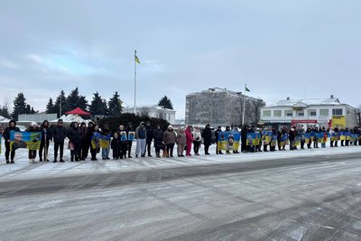 У місті на Житомирщині провели акцію на підтримку полонених і зниклих безвісти з перформансом та автопробігом У місті на Житомирщині провели акцію на підтримку полонених і зниклих безвісти з перформансом та автопробігом
