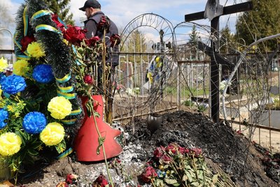 Могила захисника Максима Ткаченка у Змієві, 13 квітня 2026 року Могила захисника Максима Ткаченка у Змієві, 13 квітня 2026 року