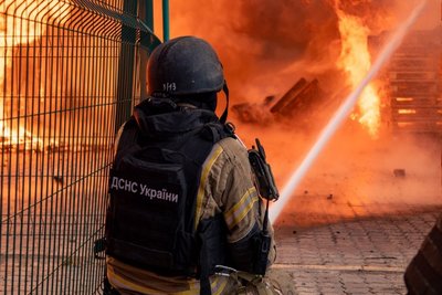 Рятувальники гасять пожежу у складській будівлі в Холодногірському районі Харкова Рятувальники гасять пожежу у складській будівлі в Холодногірському районі Харкова