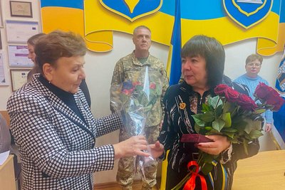 У Житомирі рідні п'яти загиблих захисників отримали ордени У Житомирі рідні п'яти загиблих захисників отримали ордени