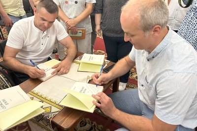 "Взяв у полон десять росіян та втратив обидві кінцівки": про бійця з Рівненщини презентували книгу "Взяв у полон десять росіян та втратив обидві кінцівки": про бійця з Рівненщини презентували книгу