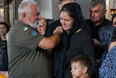 У Мукачеві попрощалися із захисником Павлом Подолеєм У Мукачеві попрощалися із захисником Павлом Подолеєм