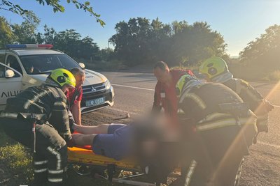 На Кіровоградщині в ДТП травмувалися п'ятеро людей, двох з машини дістали рятувальники На Кіровоградщині в ДТП травмувалися п'ятеро людей, двох з машини дістали рятувальники