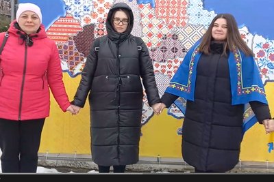 Маріупольці з різних міст України утворили ланцюг єдності Маріупольці з різних міст України утворили ланцюг єдності