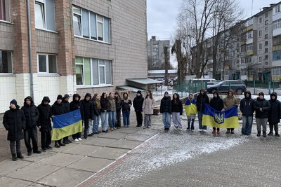 День пам'яті Героїв Небесної Сотні: учні житомирського ліцею влаштували перформанс із білими янголами День пам'яті Героїв Небесної Сотні: учні житомирського ліцею влаштували перформанс із білими янголами