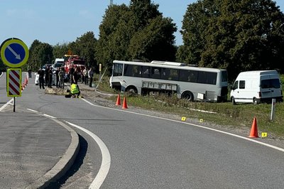 Автобус, який потрапив в ДТП на Хмельниччині, віз на відпочинок дітей військових із Житомирщини Автобус, який потрапив в ДТП на Хмельниччині, віз на відпочинок дітей військових із Житомирщини
