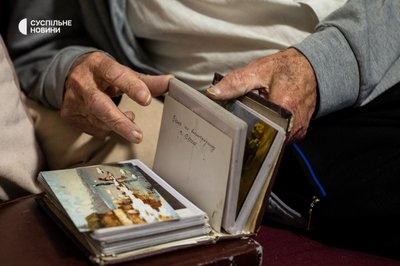 Художник Василь Боженко показує фотографії своїх картин Художник Василь Боженко показує фотографії своїх картин