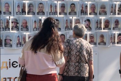 "Місто має знати": як у Луцьку світлини потрапляють на фотостенд зниклих і полонених бійців "Місто має знати": як у Луцьку світлини потрапляють на фотостенд зниклих і полонених бійців
