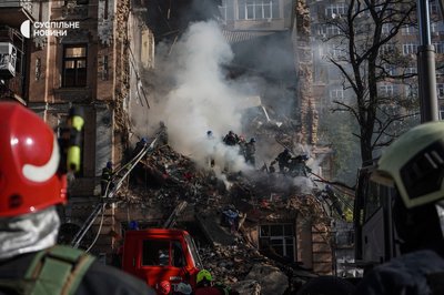Рятувальники працюють на місці влучання дрону, Київ, 17 жовтня 2022 року Рятувальники працюють на місці влучання дрону, Київ, 17 жовтня 2022 року