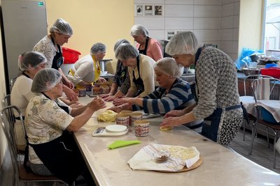 Десятки тисяч булок на фронт спекли при УГЦК на Рівненщині Десятки тисяч булок на фронт спекли при УГЦК на Рівненщині