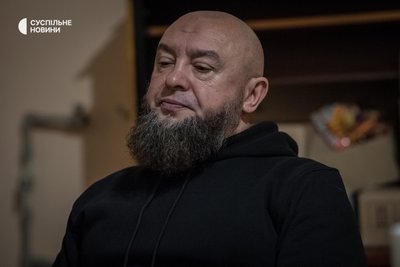 Капелан Мурад Путілін у штабі одного з військових підрозділів у Бахмуті, де служать переважно мусульмани, під час розмови з військовими, Донеччина, грудень 2022 року. Капелан Мурад Путілін у штабі одного з військових підрозділів у Бахмуті, де служать переважно мусульмани, під час розмови з військовими, Донеччина, грудень 2022 року.
