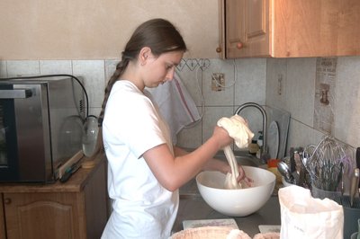 "Готуємо з хорошими думками": підлітки з Луцька спекли для військових понад 600 кілограмів хліба