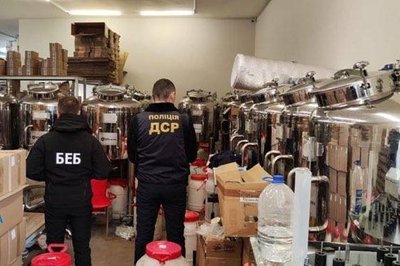 Продавали на "7 кілометрі": на Одещині викрили виробництво підробних парфумів світових брендів Продавали на "7 кілометрі": на Одещині викрили виробництво підробних парфумів світових брендів