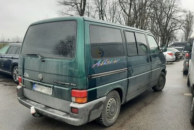 Вінницькі й іноземні волонтери передали українським захисникам на фронт чотири автомобілі Вінницькі й іноземні волонтери передали українським захисникам на фронт чотири автомобілі