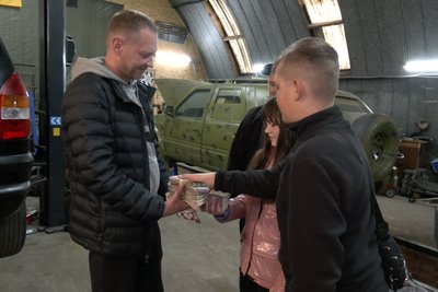 На імпровізованому блокпосту у Луцьку діти зібрали гроші на ремонт авто для ЗСУ На імпровізованому блокпосту у Луцьку діти зібрали гроші на ремонт авто для ЗСУ