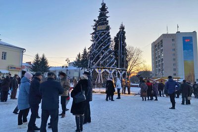 У центрі Луцька до свят офіційно відкрили "Ялинку незламності"