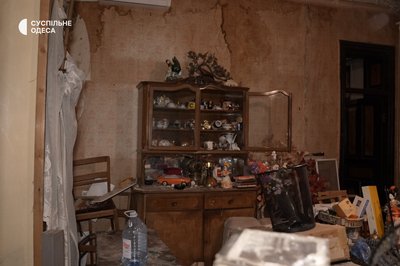 Власниця пошкодженої внаслідок удару РФ квартири намагається зберегти історичну спадщину