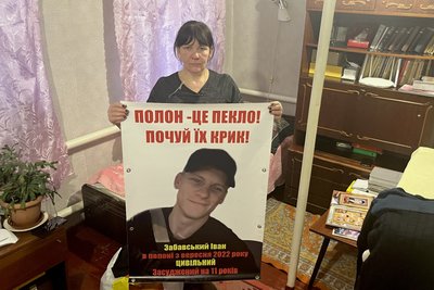 Марина Забавська із плакатом про поневоленого сина, Пісочин, березень 2025 року Марина Забавська із плакатом про поневоленого сина, Пісочин, березень 2025 року
